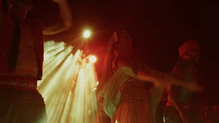 Fotograma de una celebración de boda iluminada con luces cálidas