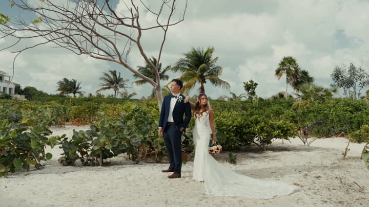 Fotograma de recién casados caminando por un jardín