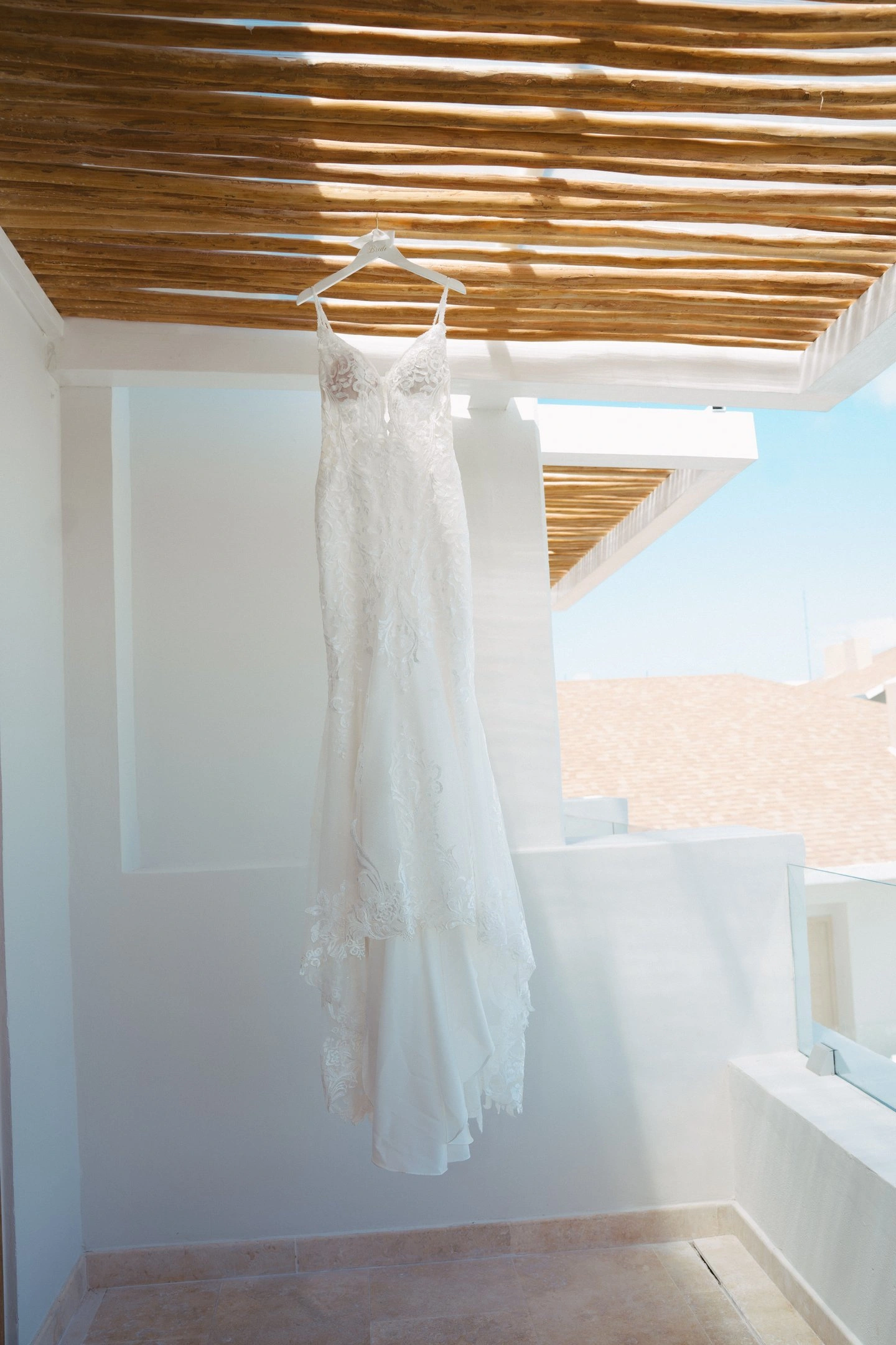 Velo de novia junto a una ventana iluminada